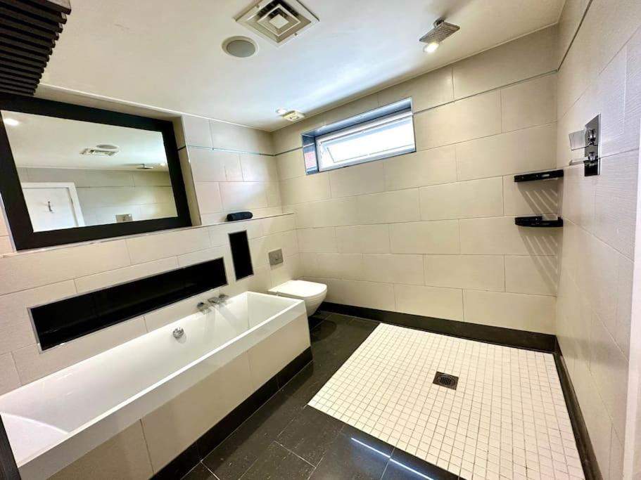 Stunning Panoramic Sea View Beach Location - Sleeps Up To 4 People - Free Parking - The Best Beach! - Great Location - Fast Wifi - Smart Tv - Newly Decorated - Sleeps Up To 4! Close To Bournemouth & Poole Town Centre & Sandbanks Екстериор снимка