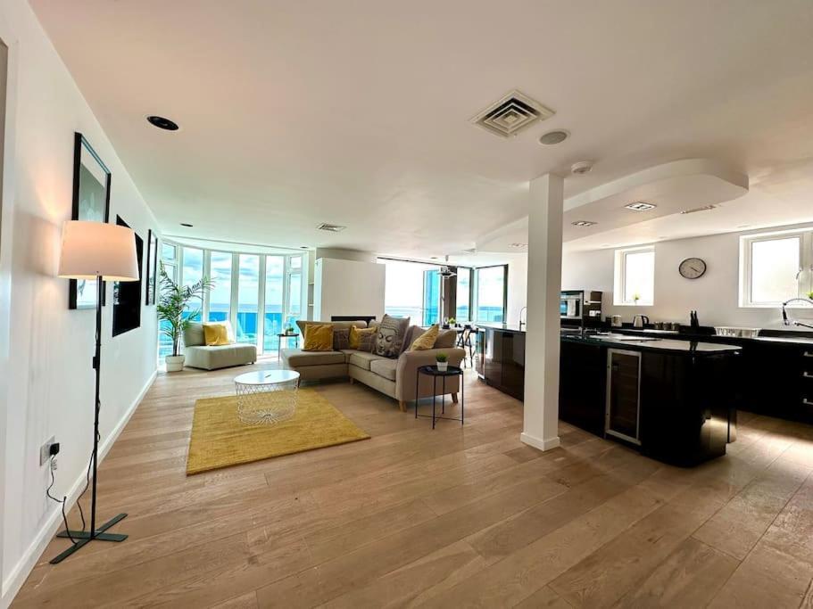 Stunning Panoramic Sea View Beach Location - Sleeps Up To 4 People - Free Parking - The Best Beach! - Great Location - Fast Wifi - Smart Tv - Newly Decorated - Sleeps Up To 4! Close To Bournemouth & Poole Town Centre & Sandbanks Екстериор снимка