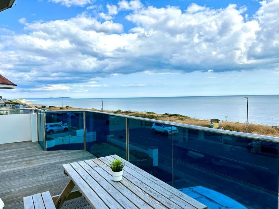 Stunning Panoramic Sea View Beach Location - Sleeps Up To 4 People - Free Parking - The Best Beach! - Great Location - Fast Wifi - Smart Tv - Newly Decorated - Sleeps Up To 4! Close To Bournemouth & Poole Town Centre & Sandbanks Екстериор снимка