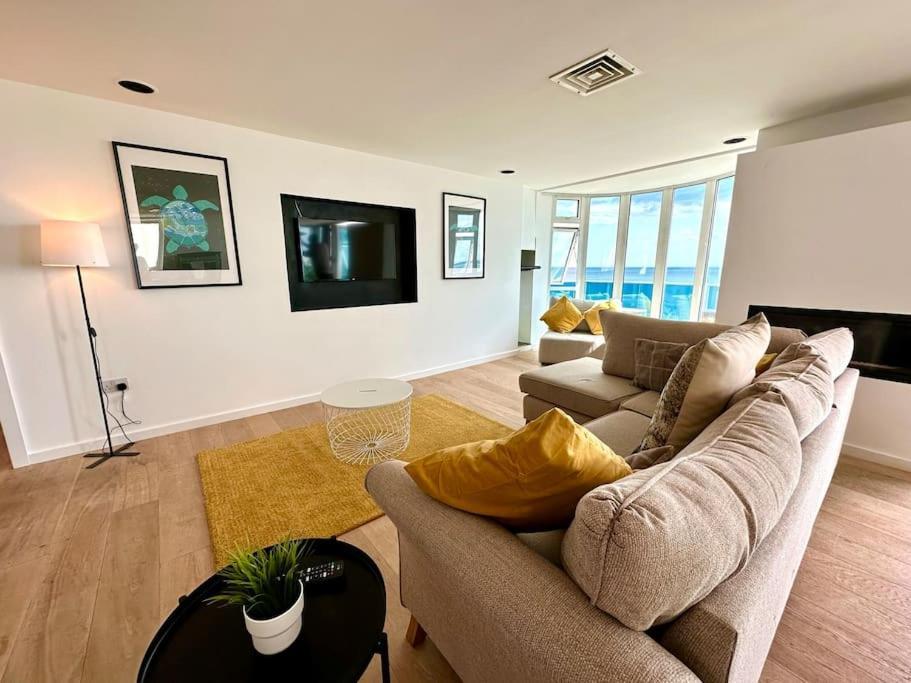 Stunning Panoramic Sea View Beach Location - Sleeps Up To 4 People - Free Parking - The Best Beach! - Great Location - Fast Wifi - Smart Tv - Newly Decorated - Sleeps Up To 4! Close To Bournemouth & Poole Town Centre & Sandbanks Екстериор снимка