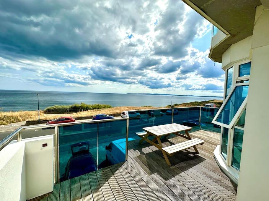 Stunning Panoramic Sea View Beach Location - Sleeps Up To 4 People - Free Parking - The Best Beach! - Great Location - Fast Wifi - Smart Tv - Newly Decorated - Sleeps Up To 4! Close To Bournemouth & Poole Town Centre & Sandbanks Екстериор снимка