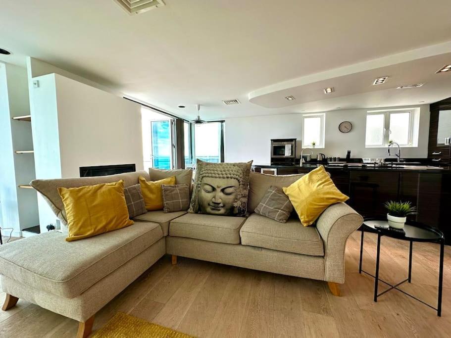Stunning Panoramic Sea View Beach Location - Sleeps Up To 4 People - Free Parking - The Best Beach! - Great Location - Fast Wifi - Smart Tv - Newly Decorated - Sleeps Up To 4! Close To Bournemouth & Poole Town Centre & Sandbanks Екстериор снимка