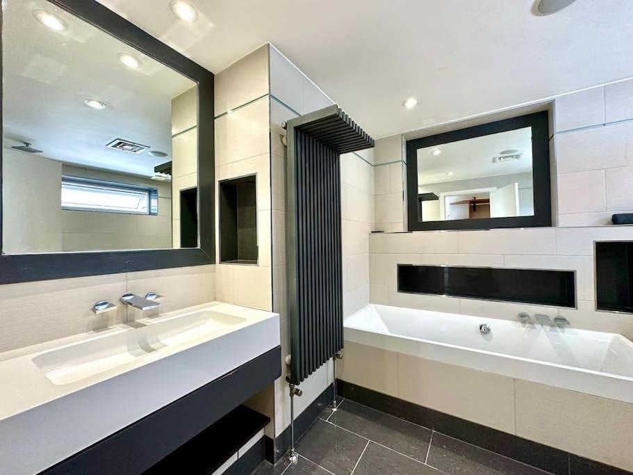 Stunning Panoramic Sea View Beach Location - Sleeps Up To 4 People - Free Parking - The Best Beach! - Great Location - Fast Wifi - Smart Tv - Newly Decorated - Sleeps Up To 4! Close To Bournemouth & Poole Town Centre & Sandbanks Екстериор снимка