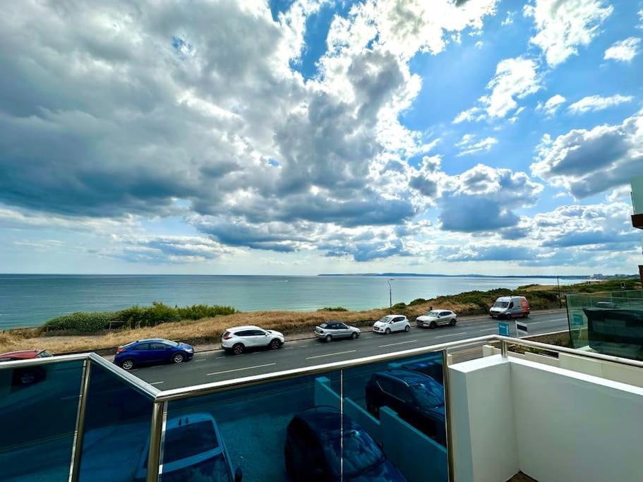 Stunning Panoramic Sea View Beach Location - Sleeps Up To 4 People - Free Parking - The Best Beach! - Great Location - Fast Wifi - Smart Tv - Newly Decorated - Sleeps Up To 4! Close To Bournemouth & Poole Town Centre & Sandbanks Екстериор снимка
