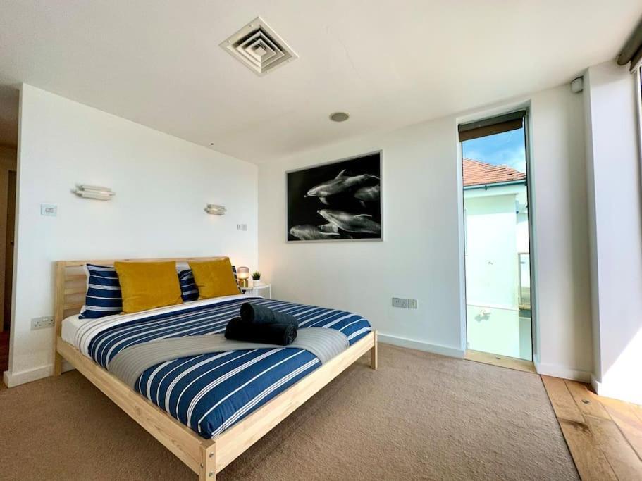 Stunning Panoramic Sea View Beach Location - Sleeps Up To 4 People - Free Parking - The Best Beach! - Great Location - Fast Wifi - Smart Tv - Newly Decorated - Sleeps Up To 4! Close To Bournemouth & Poole Town Centre & Sandbanks Екстериор снимка