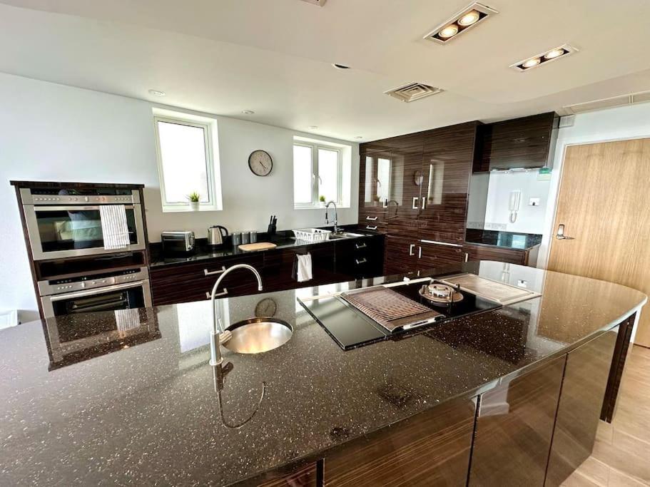 Stunning Panoramic Sea View Beach Location - Sleeps Up To 4 People - Free Parking - The Best Beach! - Great Location - Fast Wifi - Smart Tv - Newly Decorated - Sleeps Up To 4! Close To Bournemouth & Poole Town Centre & Sandbanks Екстериор снимка