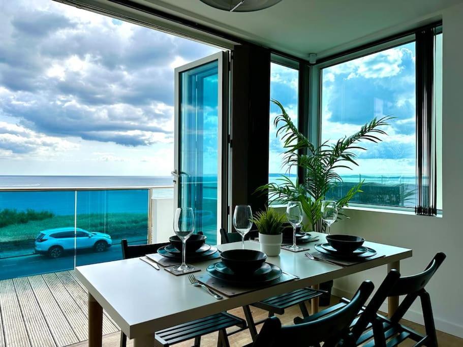 Stunning Panoramic Sea View Beach Location - Sleeps Up To 4 People - Free Parking - The Best Beach! - Great Location - Fast Wifi - Smart Tv - Newly Decorated - Sleeps Up To 4! Close To Bournemouth & Poole Town Centre & Sandbanks Екстериор снимка