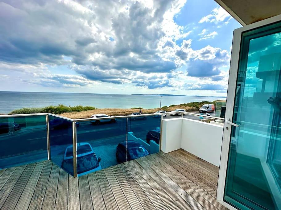 Stunning Panoramic Sea View Beach Location - Sleeps Up To 4 People - Free Parking - The Best Beach! - Great Location - Fast Wifi - Smart Tv - Newly Decorated - Sleeps Up To 4! Close To Bournemouth & Poole Town Centre & Sandbanks Екстериор снимка